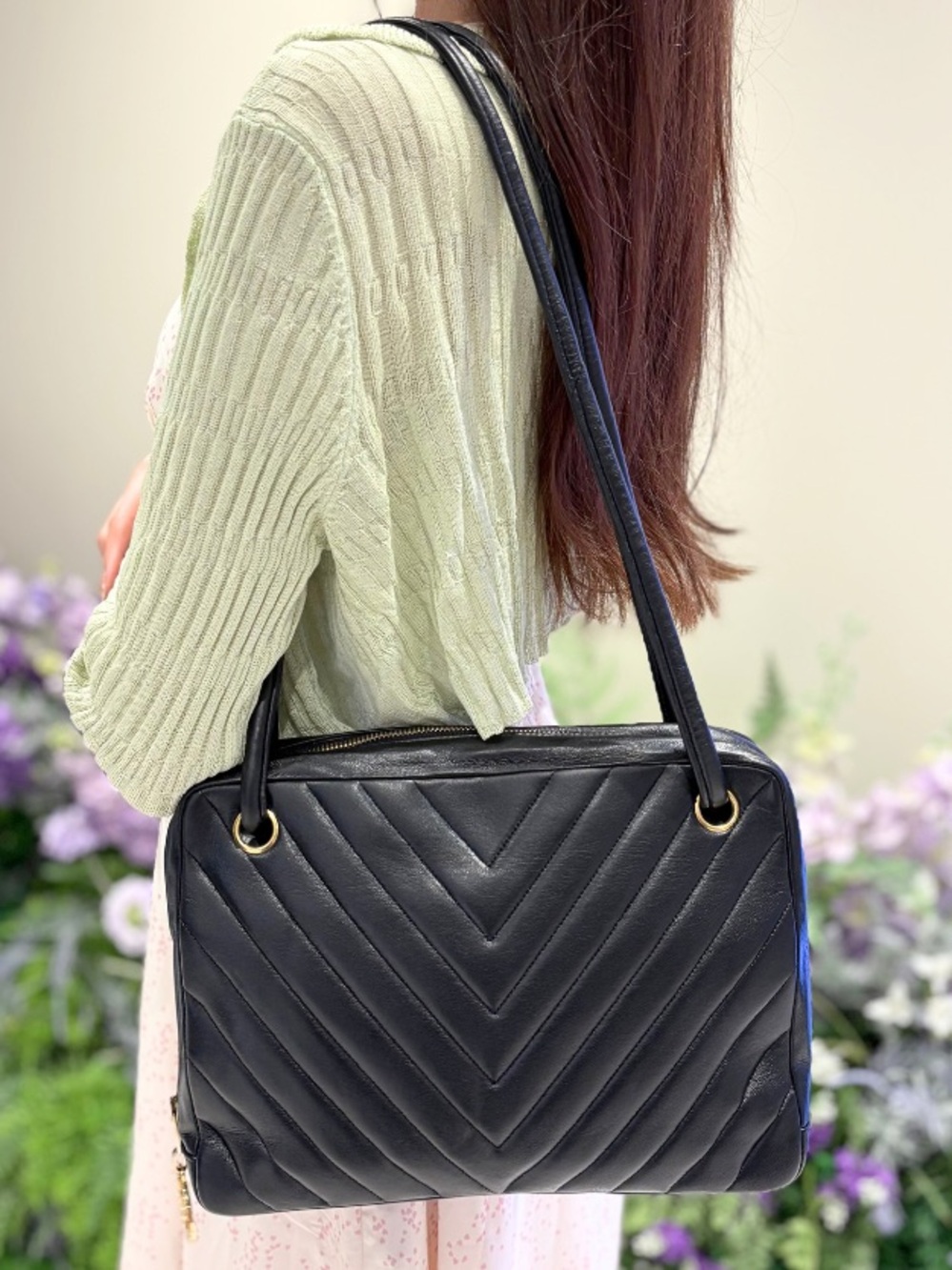 CHANEL CHEVRON Black Quilted CROSSBODY with Gold CC Charm - Picture 1 of 14